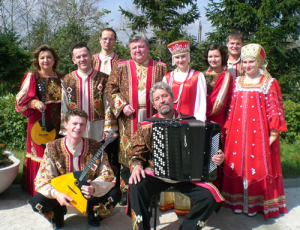 Russische nationale kostuums en instrumenten